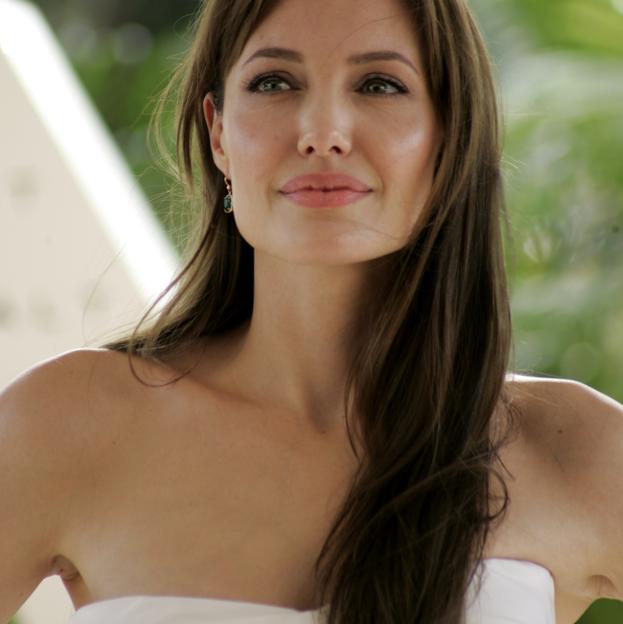 Traje de pijama y vestido blanco con sandalias cómodas: Angelina Jolie nos inspira en dos looks de calle