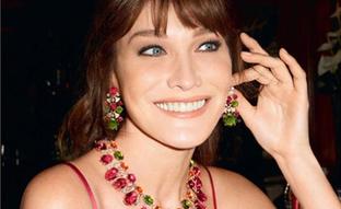 Mini, cortina o ladeado: los cortes de pelo con flequillo de Carla Bruni que inspirarán nuestros próximos cambios de look