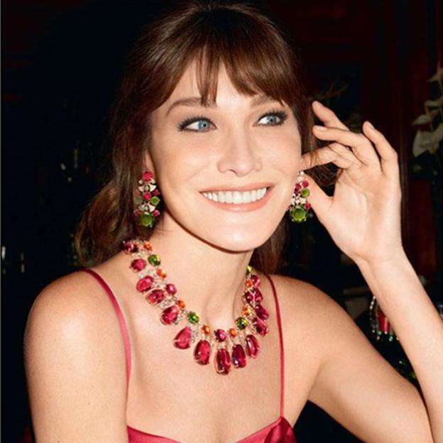 Mini, cortina o ladeado: los cortes de pelo con flequillo de Carla Bruni que inspirarán nuestros próximos cambios de look