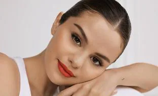 Rare Beauty, la firma de belleza de Selena Gómez llega a España de la mano de Sephora: hablamos con ella sobre salud mental, autoestima y trucos beauty
