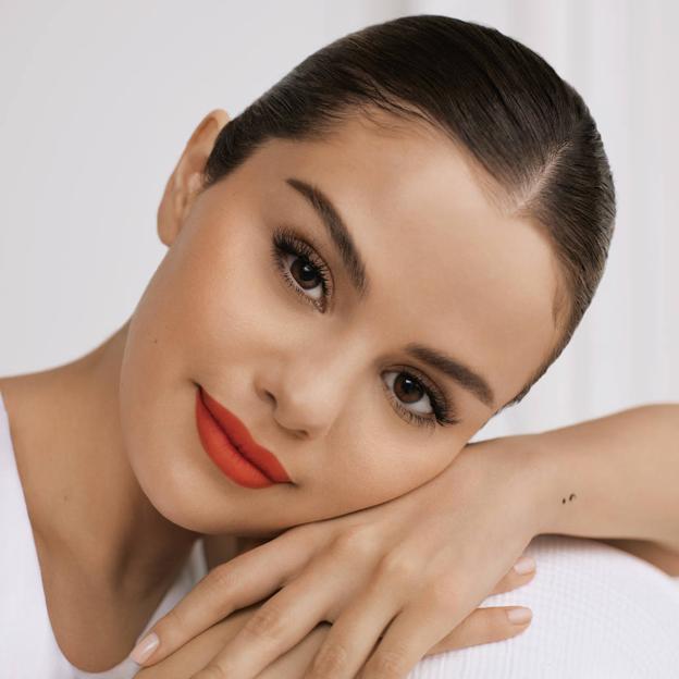 Rare Beauty, la firma de belleza de Selena Gómez llega a España de la mano de Sephora: hablamos con ella sobre salud mental, autoestima y trucos beauty