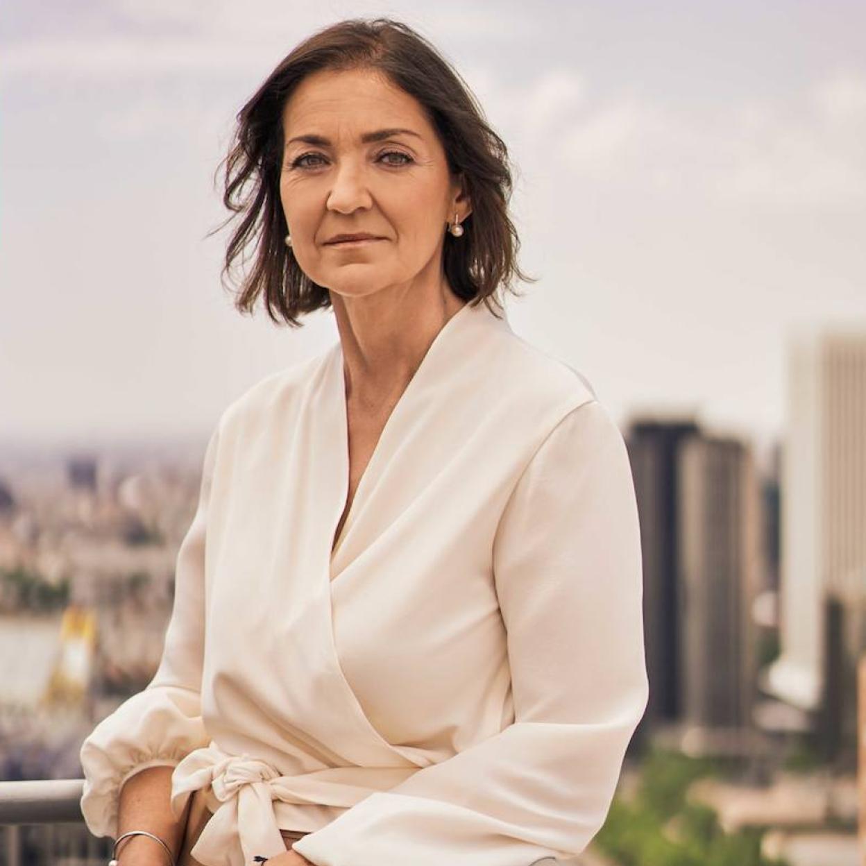 Retratada en la azotea del Ministerio de Industria, Comercio y Turismo, Reyes Maroto viste blusa de Silvia Tcherassi y pantalón de Adolfo Domínguez. Pincha en la foto para ver las mejores terrazas y los rooftops con las vistas más bonitas de España para tomar el aperitivo o una copa./Iciar J. CARRASCO