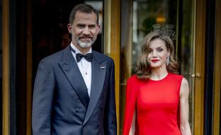 Vuelve a Zara el vestido capa rojo favorito de la Reina Letizia y es un look de invitada perfecto (y barato)