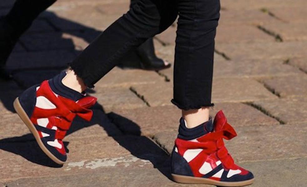 Diez años después de enloquecer a las expertas en moda con estas zapatillas, Isabel Marant vuelve a reeditarlas (y las vas a desear igual)