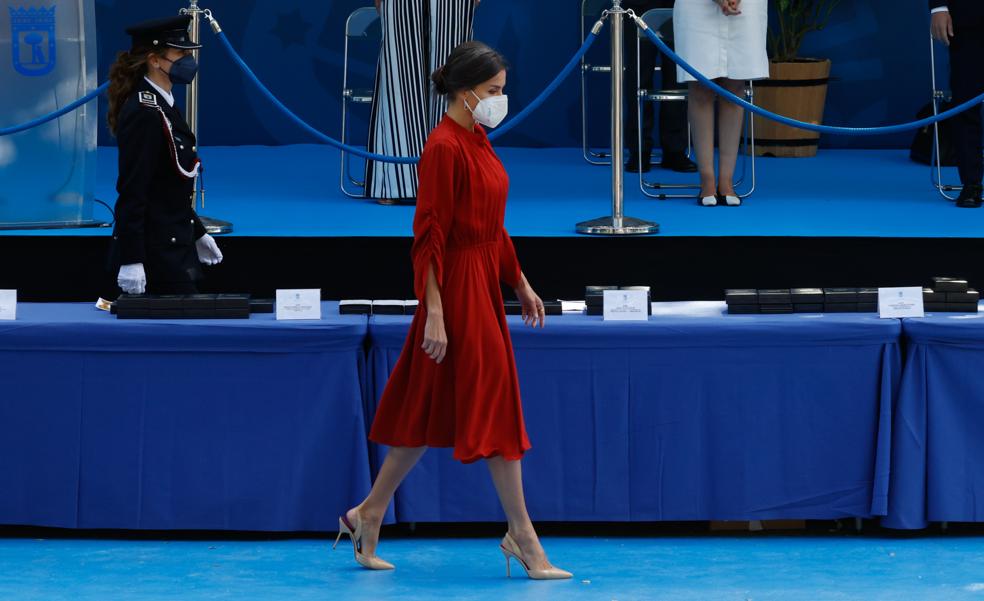 La Reina Letizia, espectacular de rojo, derrocha glamour con uno de sus vestidos más impresionantes y lujosos