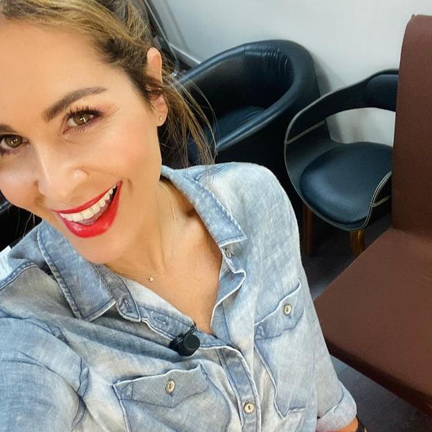 Falda larga agotada y sandalias de tacón bajo (y cómodo), el look made in Spain más inspirador de Nuria Roca