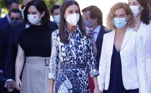 El conjunto estampado de la Reina Letizia que le queda espectacular (y hace tipazo) es de Victoria Beckham