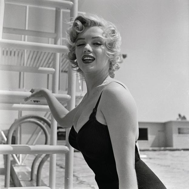 Del blanco al estampado de rayas: la tendencia de los bañadores retro la creó Marilyn Monroe en bikini