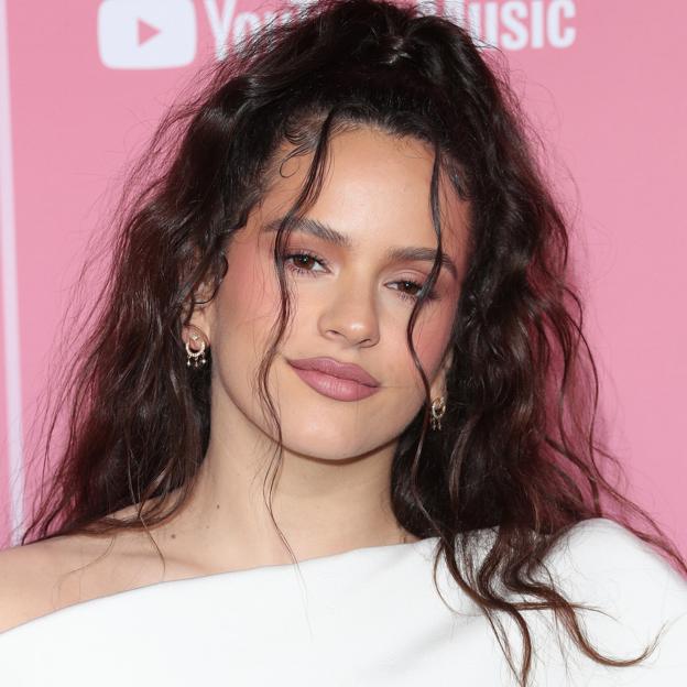 Rosalía incendia las redes con un atrevido bolso que se ha hecho viral con muchas críticas (y elogios)