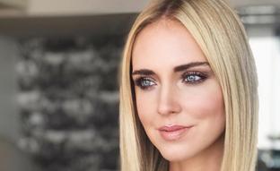 Sabemos cuál es el secreto de Chiara Ferragni para mantener a raya los baby hairs en verano (y para retocarse hasta en el taxi), palabra de influencer