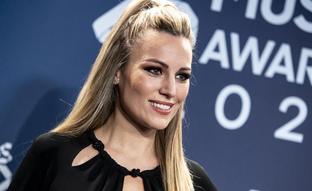 El cambio de look de Edurne: se pasa al flequillo cortina más cómodo y favorecedor del momento