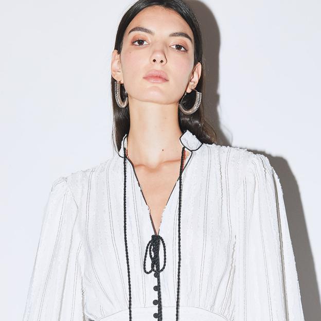 El vestido de Massimo Dutti más precioso de la temporada es estampado, de tirantes (y tiene descuento)