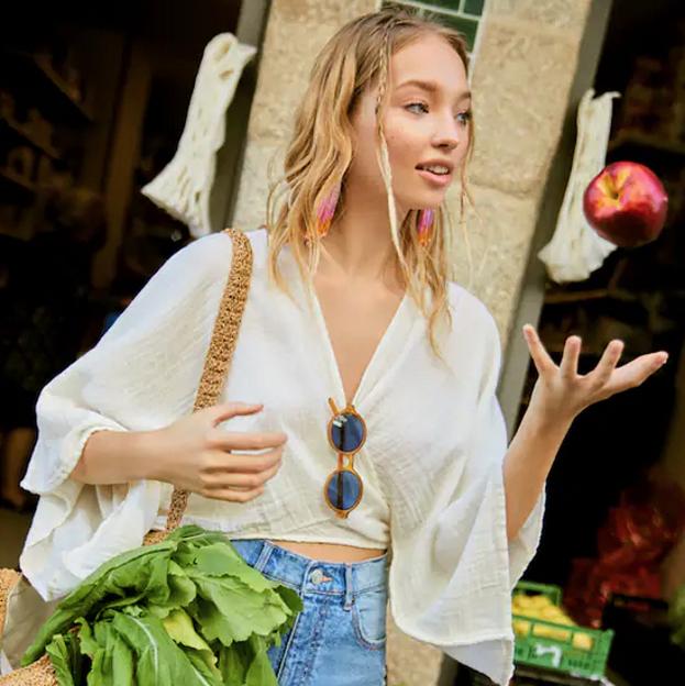 La prenda original y favorecedora que estas buscando para tus looks con shorts es este kimono de Pull&Bear