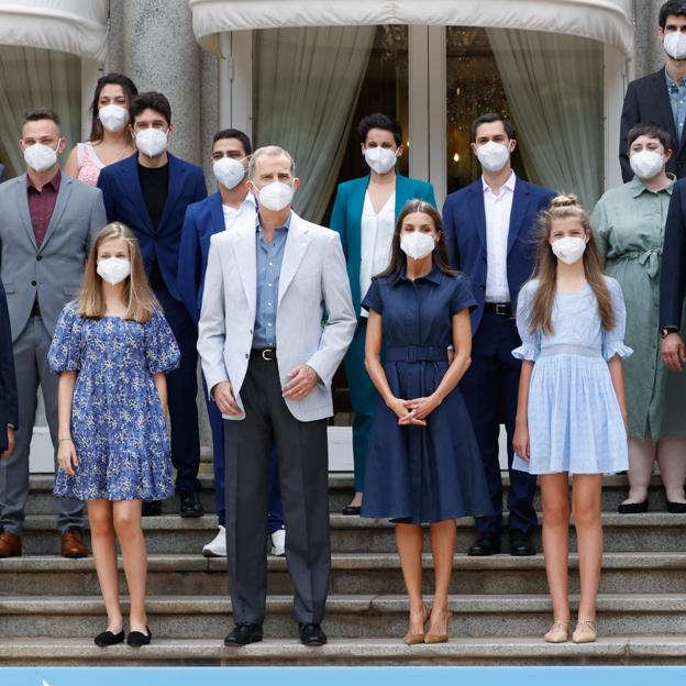 Con un vestido de Mango y otro de Springfield, Leonor y Sofía vuelven a robar el protagonismo a la Reina Letizia con sus looks