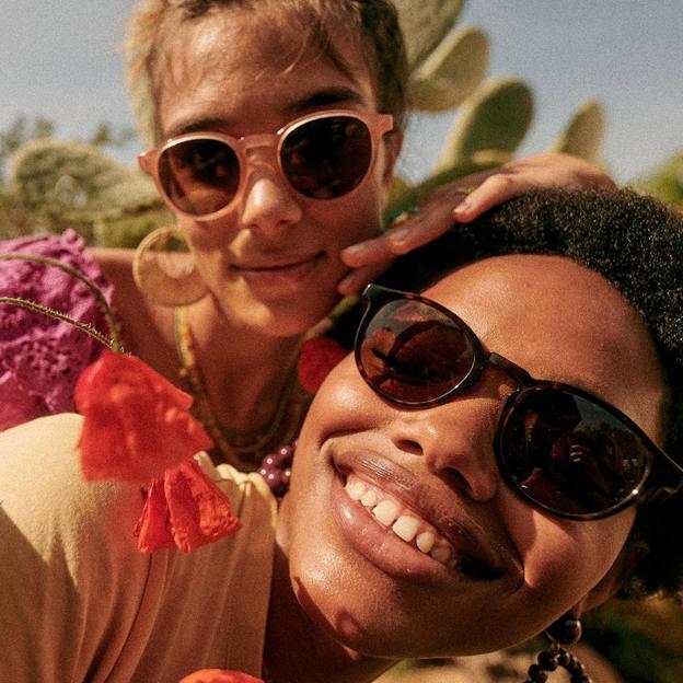 A punto de agotarse. La primera colección de gafas de sol que ha lanzado esta firma francesa que arrasa en la web promete ser el éxito del verano