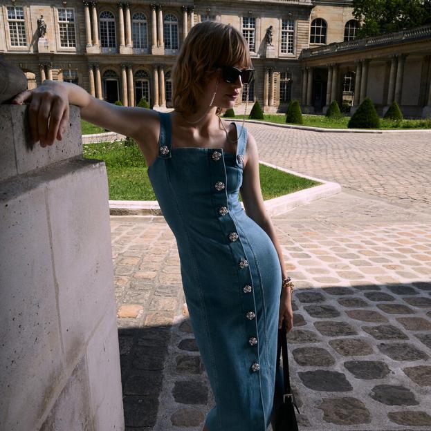 El vestido denim más bonito de la temporada está en Uterqüe (y esta es la prueba)