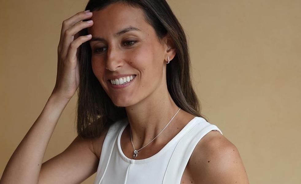 Vestido blanco y unas pulseras muy especiales, el look de Ana Boyer perfecto para verano, que sienta bien y resalta el moreno