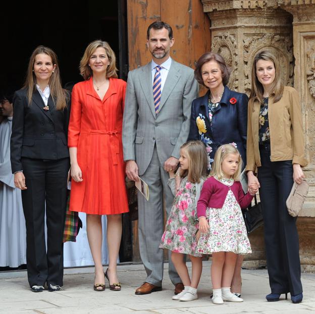 Estas son las razones por las que el rey Felipe VI ya casi no habla con sus hermanas, las infantas Cristina y Elena