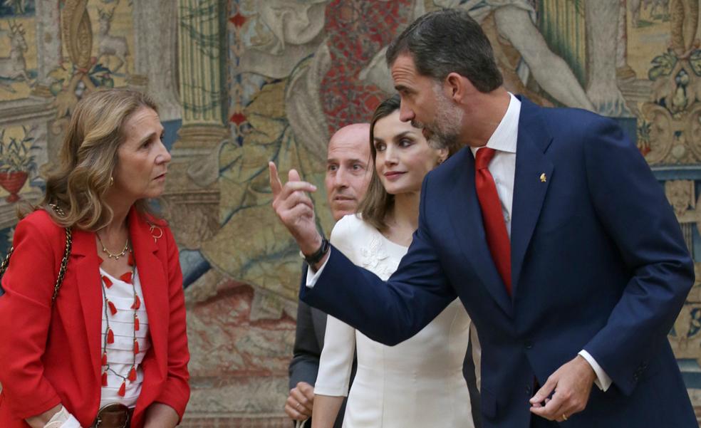 Estas son las razones por las que el rey Felipe VI ya casi no habla con sus hermanas, las infantas Cristina y Elena