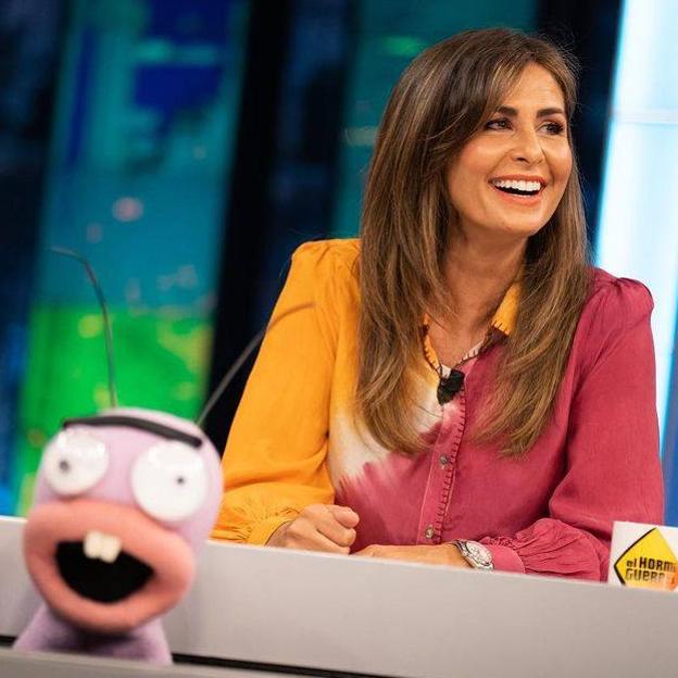 El favorecedor conjunto con estampado tie dye con el que Nuria Roca se despidió de 'El Hormiguero' es de una exclusiva firma made in Spain