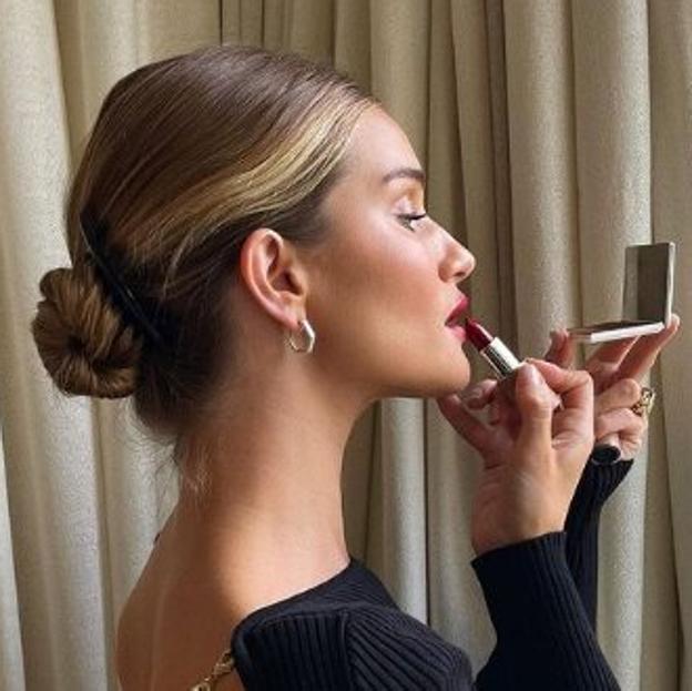 Los moños fáciles de hacer que las influencers adoran para este verano