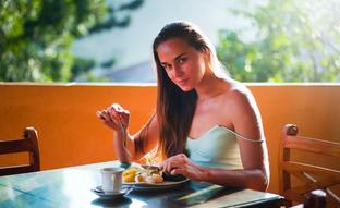 No solo dieta y buenos alimentos: saber cómo comer también adelgaza más rápido