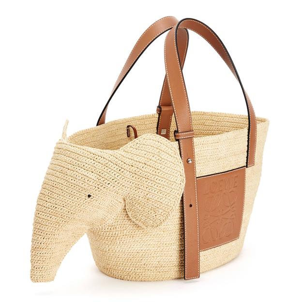 Bolso Elephant Basket pequeño en rafia y piel de ternera (680 €), de Loewe.