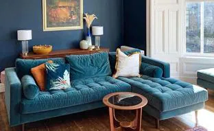 Dónde encontrar el sofá de terciopelo azul que más buscan los millenials en Pinterest (en versión asequible)
