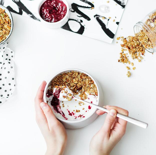 Por qué es tan bueno tomar yogur griego: cinco razones para convertirlo en tu postre favorito