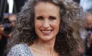 La sorprendente melena de Andie MacDowell en el Festival de Cannes que demuestra que las canas son el nuevo truco rejuvenecedor favorito de las famosas