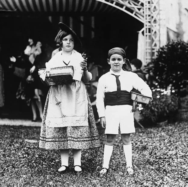 Antoinette y su hermano el príncipe Rainiero en una imagen de su infancia.
