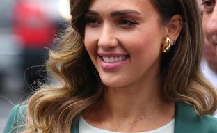 El cambio de look radical de Jessica Alba de rubia a morena con el tinte dark chocolate luminoso que resta años