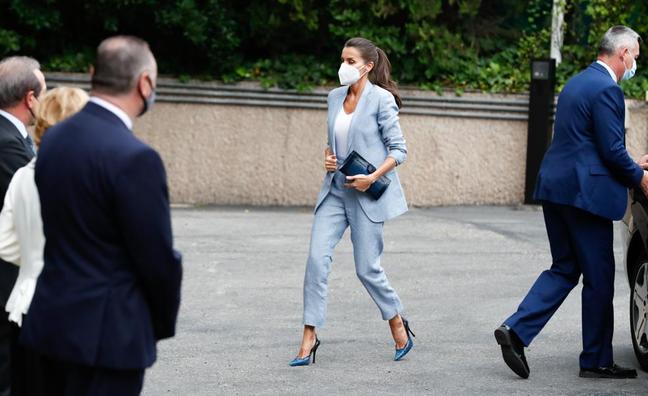 La Reina Letizia estrena un traje de lino made in Spain y nos enseña cómo llevar el look working girl más favorecedor (cómodo y fresquito) del verano