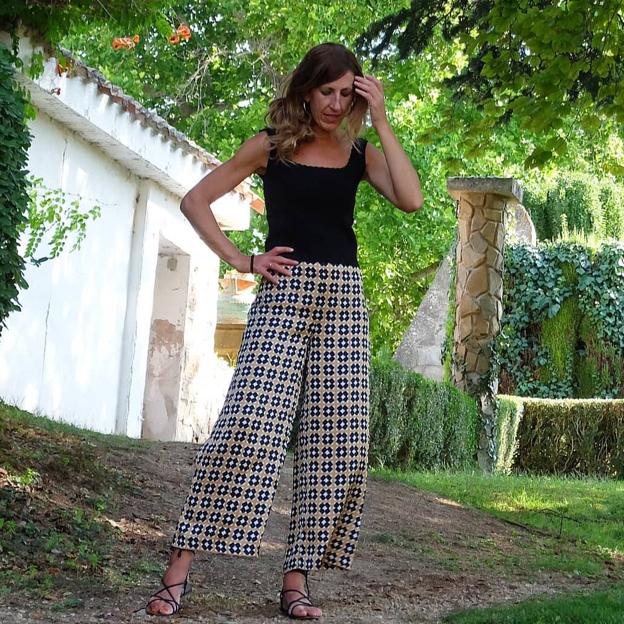 Ni shorts ni bermudas, los pantalones que triunfan este verano son largos, fluidos y con estampados