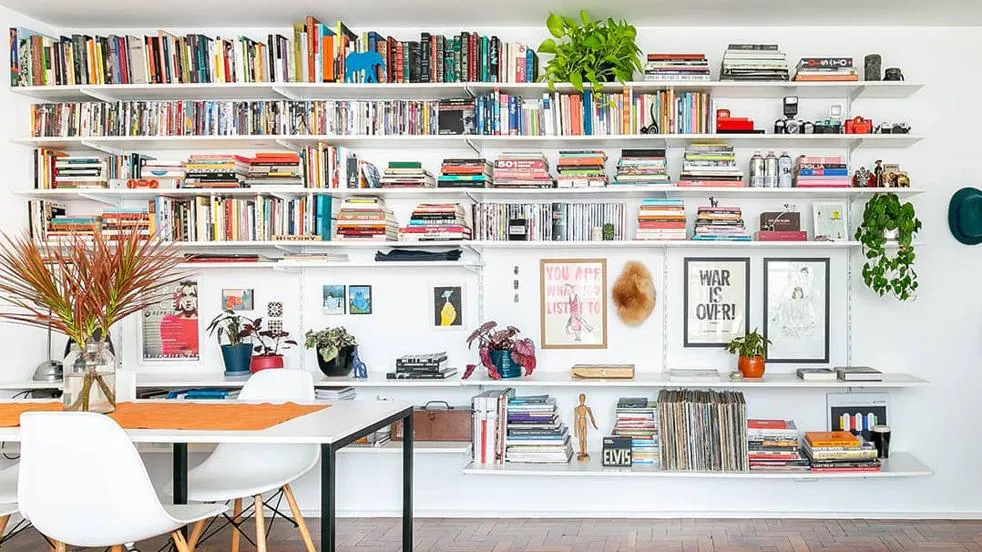 rival cualquier cosa Uva Cómo organizar tu librería con ojo de decorador con los libros que además  te van a ayudar a desconectar en verano | Mujer Hoy
