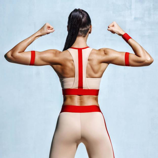 Curl de bíceps rotatorio, un ejercicio sencillo para trabajar brazos y mejorar la potencia de agarre