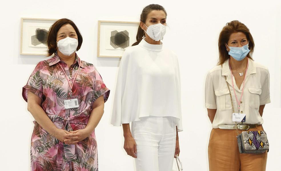 ARCO, la cita favorita de Letizia para vestirse de influencer: así se quita años la Reina con un look en blanco que rejuevence a los 40