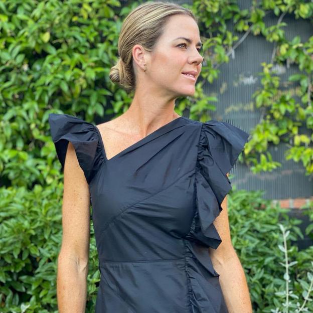 Este vestido negro de Amelia Bono nos encanta porque se puede llevar con zapatillas cómodas para rejuvenecer a los 40 (y se lo vamos a copiar en Zara)
