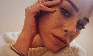 El aparato facial que usa Blanca Suárez para prolongar el bronceado, eliminar las manchas y rejuvenecer su piel