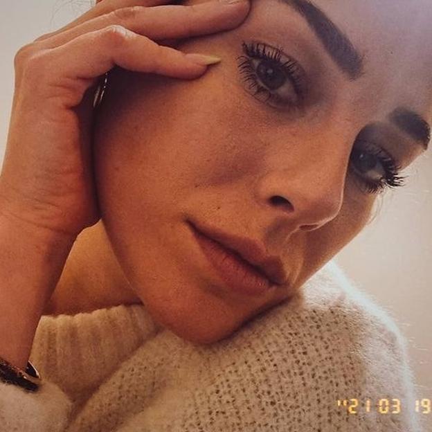 El aparato facial que usa Blanca Suárez para prolongar el bronceado, eliminar las manchas y rejuvenecer su piel
