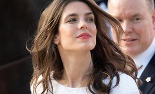 El peinado rejuvenecedor de Carlota Casiraghi en Cannes facilísimo y es ideal para llevar con tu look de invitada o a diario