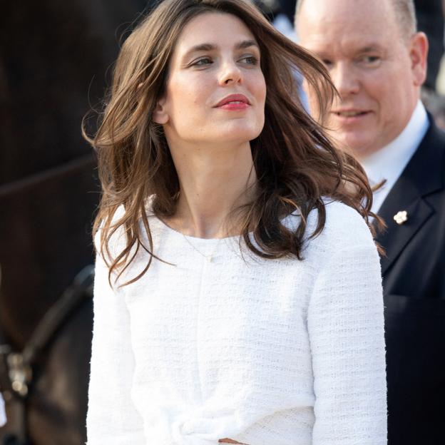 El peinado rejuvenecedor de Carlota Casiraghi en Cannes facilísimo y es ideal para llevar con tu look de invitada o a diario