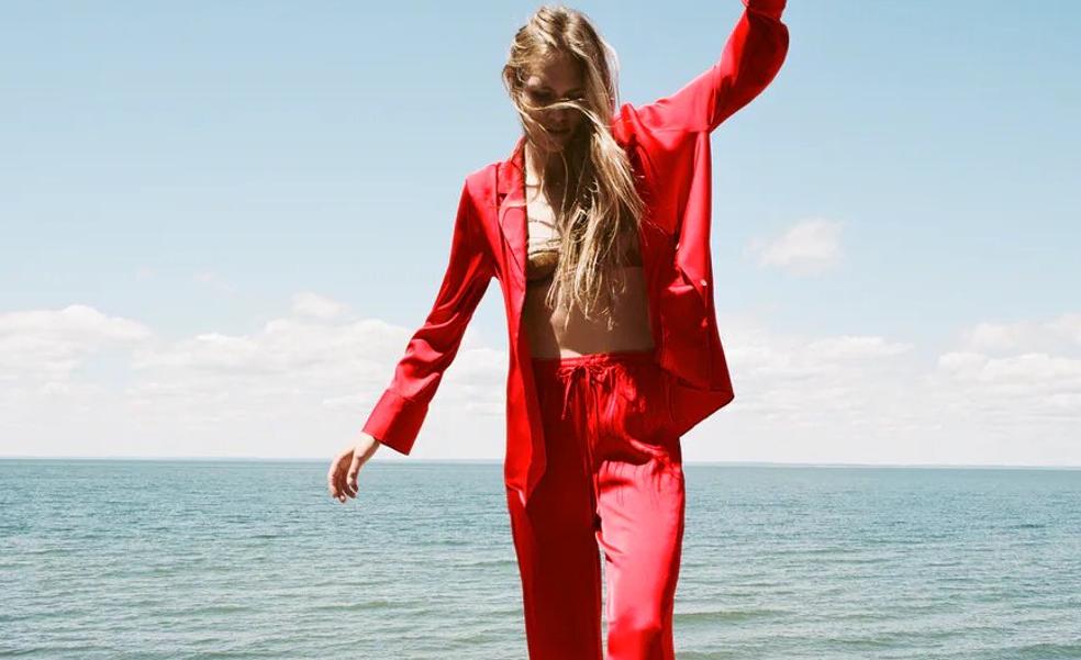 De la cama a la calle: este conjunto satinado de color rojo será tu pijama más elegante o tu look de calle favorito