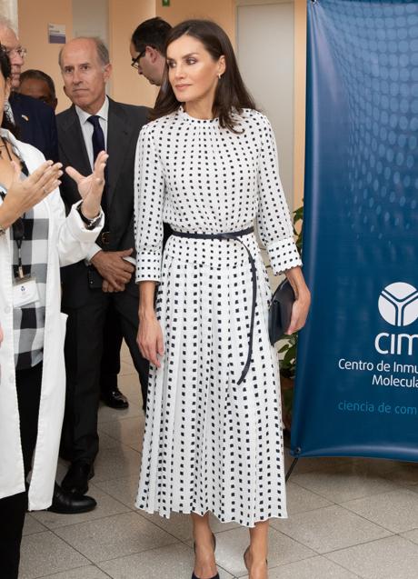 Letizia en Cuba con un look de lunares. / GTRES