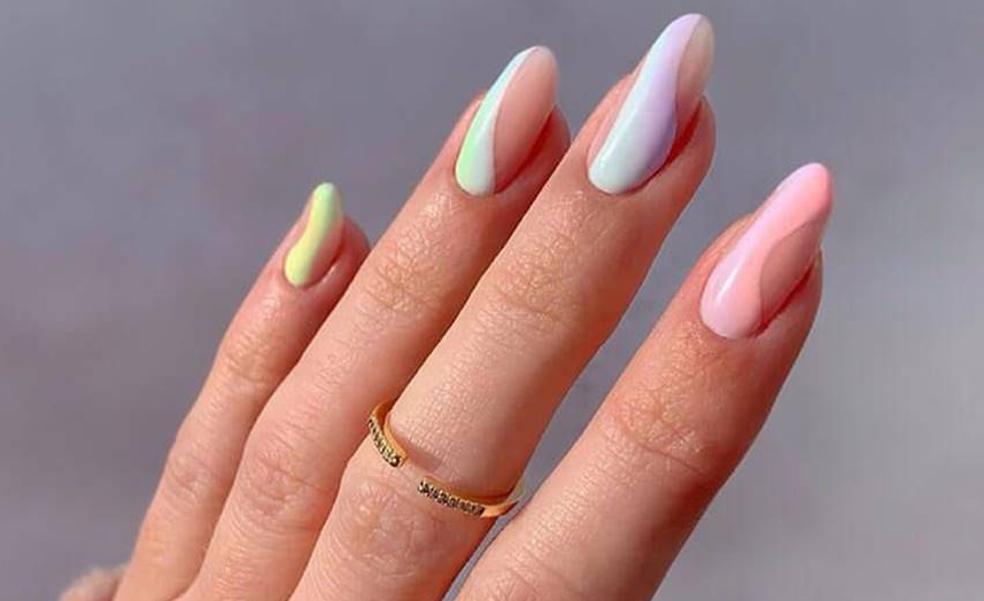 La manicura marina es la última tendencia en los salones de belleza para llevar las uñas cortas