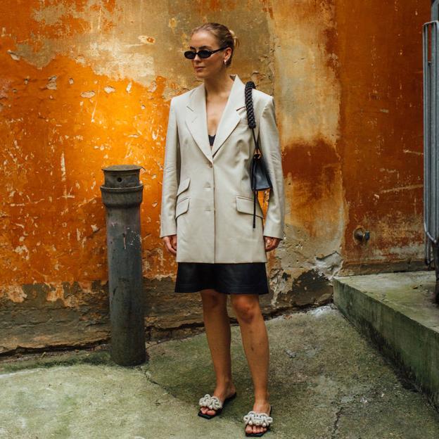 Hemos encontrado en Instagram la forma más original de llevar esta blazer de Uterqüe (y sienta de maravilla)