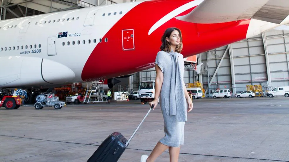 Los mejores looks de famosas en influencers en los aeropuertos para celebrar que los viajes han vuelto