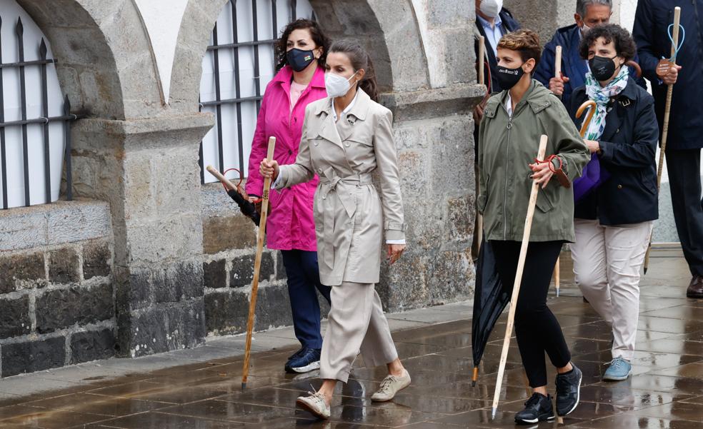 El look cómodo de peregrina de la Reina Letizia con gabardina y zapatos planos made in Spain en el Año Xacobeo 2021