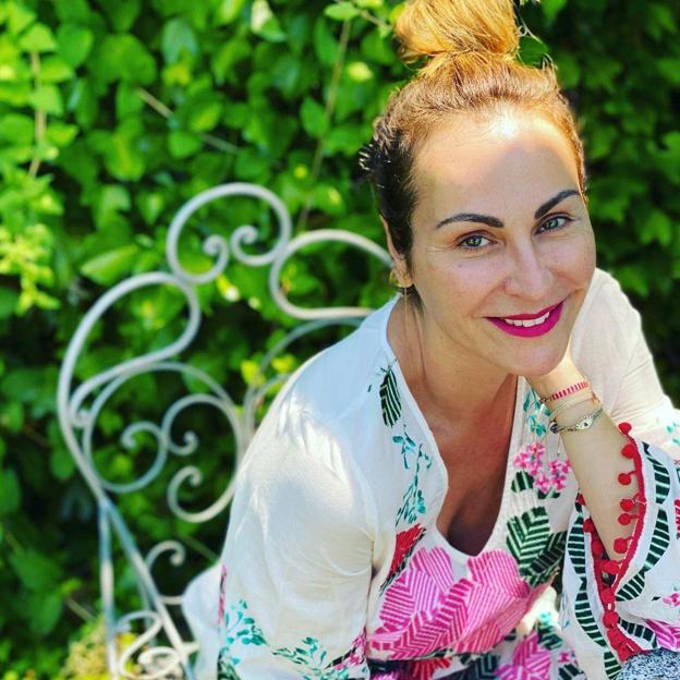 El rejuvenecedor peinado de Ana Milán con el que irás cómoda y fresquita y que puedes copiar con estos bonitos pañuelos