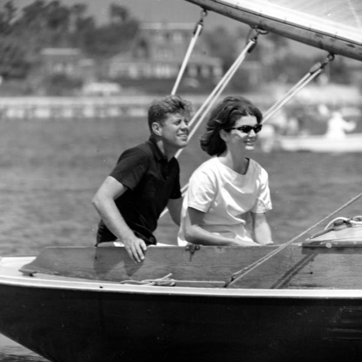 John F. Kennedy y Jackie Kennedy navegando en el yate familiar, Marlin, en julio de 1960./gtres